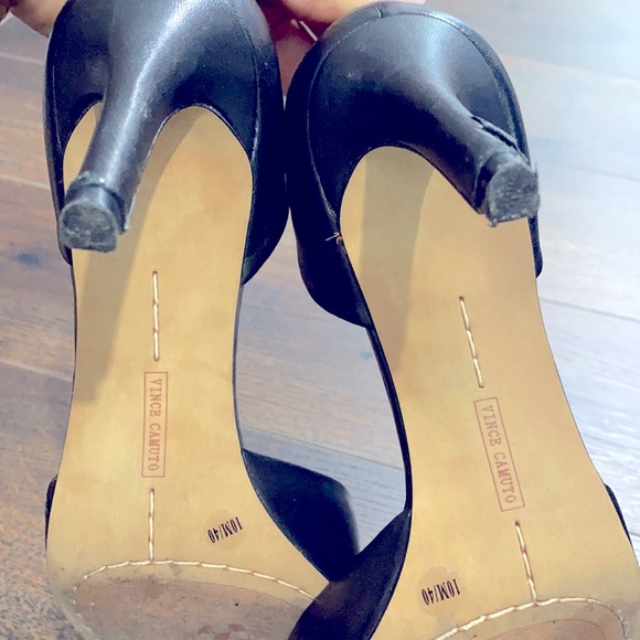 Black leather Vince Camuto D’Orsay pump. - Picture 5 of 7